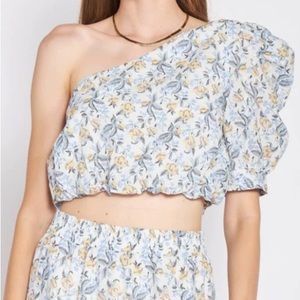 Small En Saison one shoulder crop top.